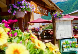 été Restaurant l'Estanco Val Cenis Lanslevillard Maurienne Savoie Terrasse fleurie fleurs